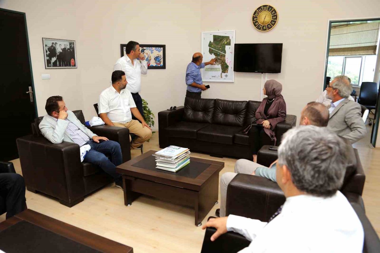 ADÜ Rektörü Kent, sahaya indi; Ziraat Fakültesi’nde incelemelerde bulundu