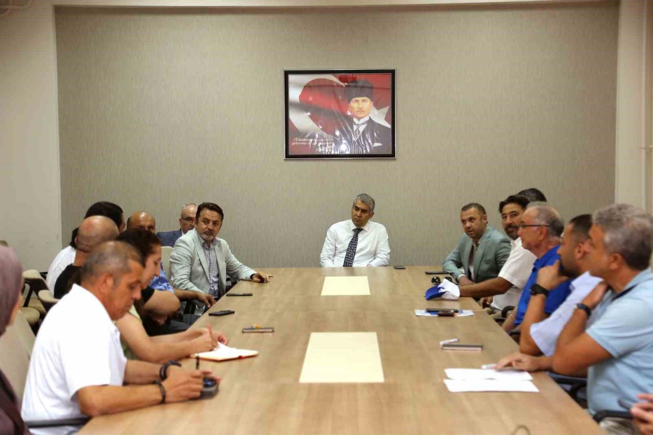 ADÜ Rektörü Kent, sahaya indi; Ziraat Fakültesi’nde incelemelerde bulundu