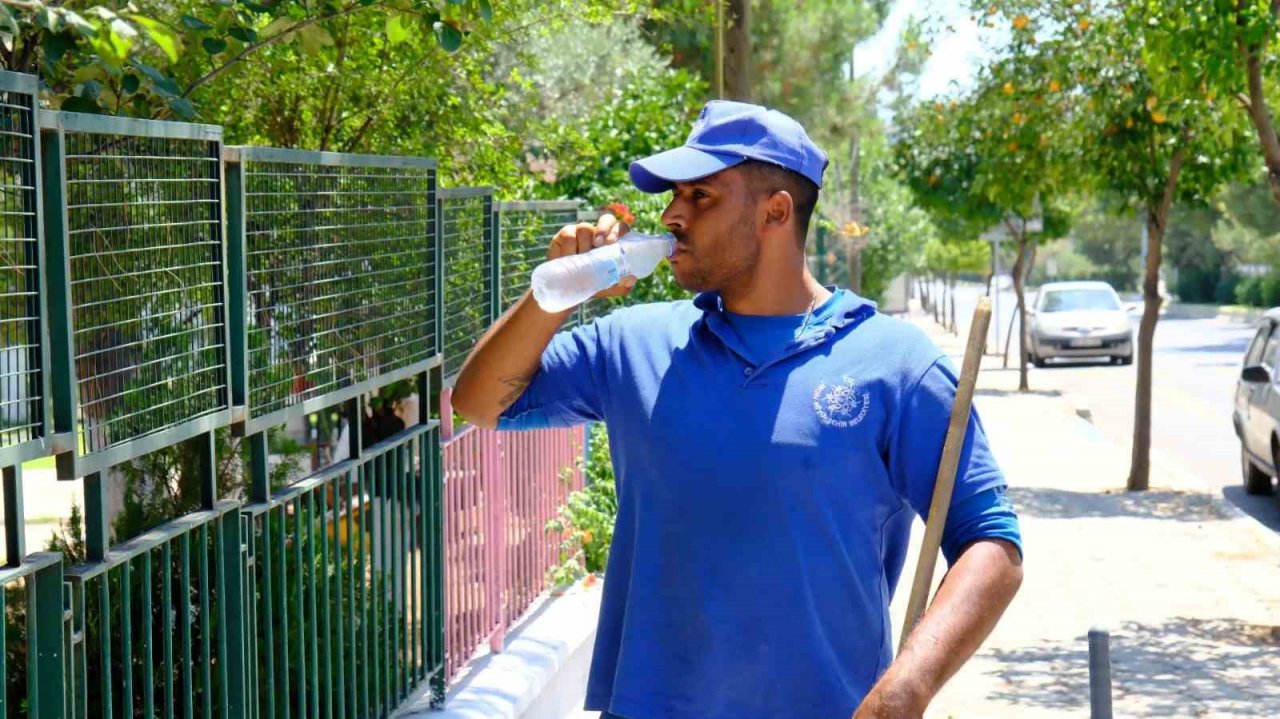 Aydın için çalışan personellere, Büyükşehir’den su takviyesi