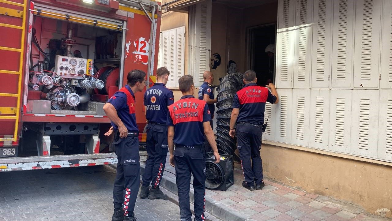 Alevlerden yalınayak kaçarak kurtuldu