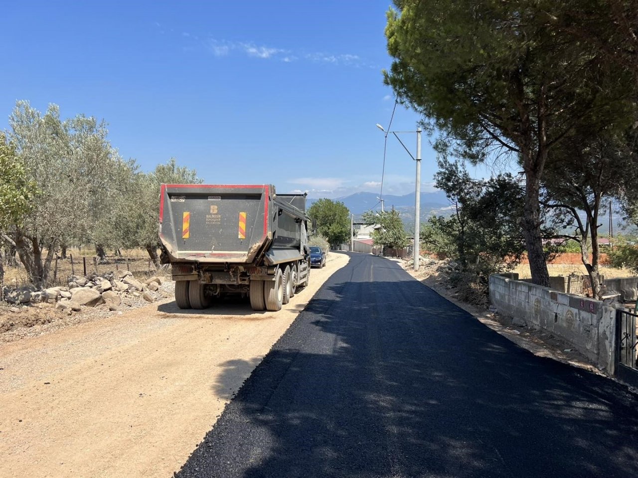 Havran’da sıcak asfalt çalışmaları devam ediyor