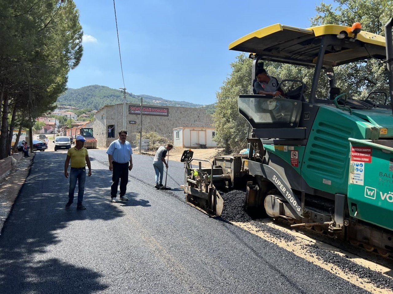 Havran’da sıcak asfalt çalışmaları devam ediyor