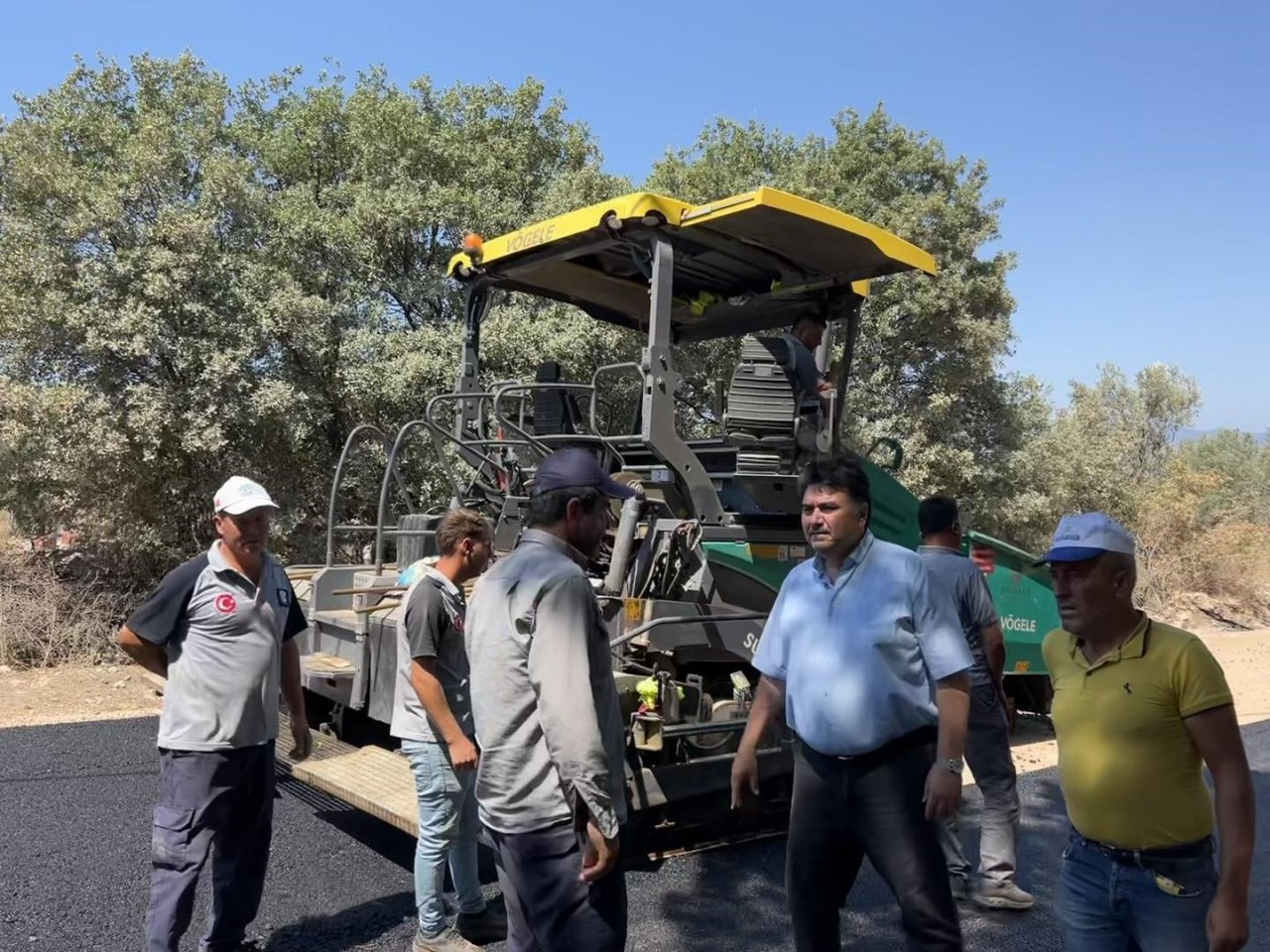 Havran’da sıcak asfalt çalışmaları devam ediyor