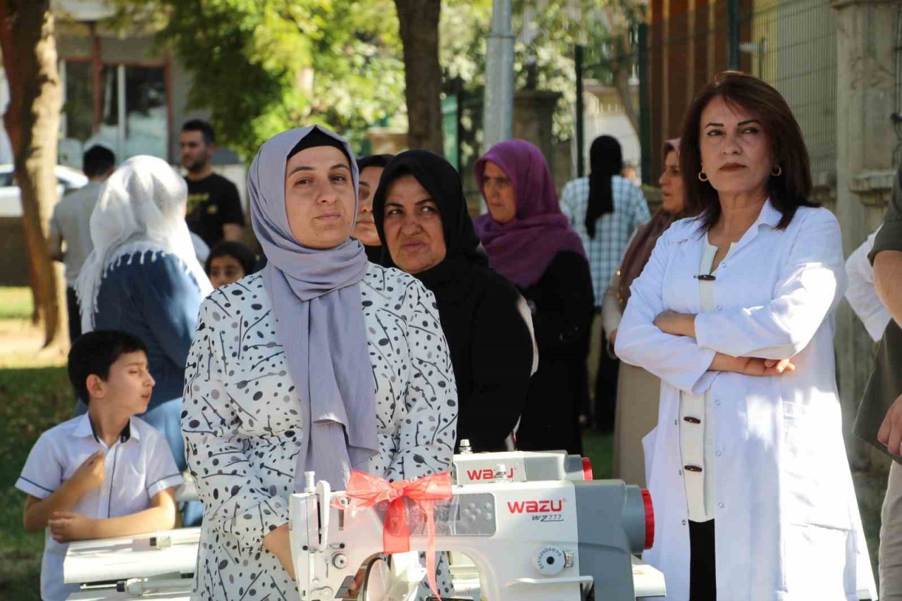 Dezavantajlı kadınlara evde çalışmaları için ücretsiz dikiş makineleri verildi