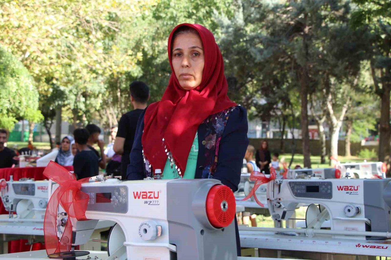 Dezavantajlı kadınlara evde çalışmaları için ücretsiz dikiş makineleri verildi