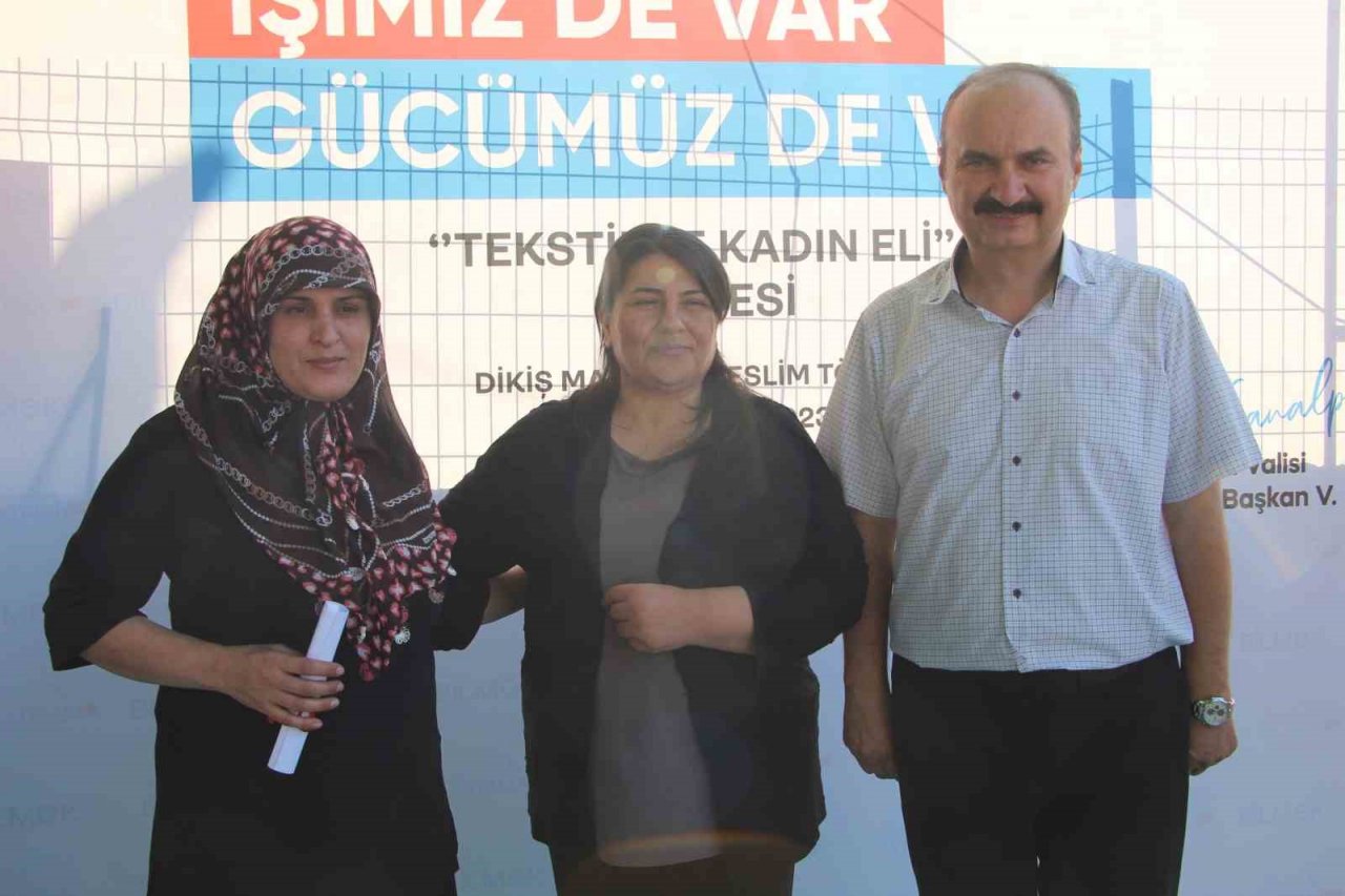 Dezavantajlı kadınlara evde çalışmaları için ücretsiz dikiş makineleri verildi
