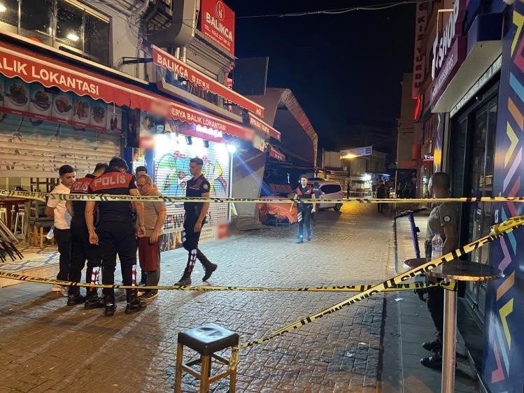 Beşiktaş Çarşı’da kanlı gece: Silahlı saldırıya uğrayan motosikletli ağır yaralandı