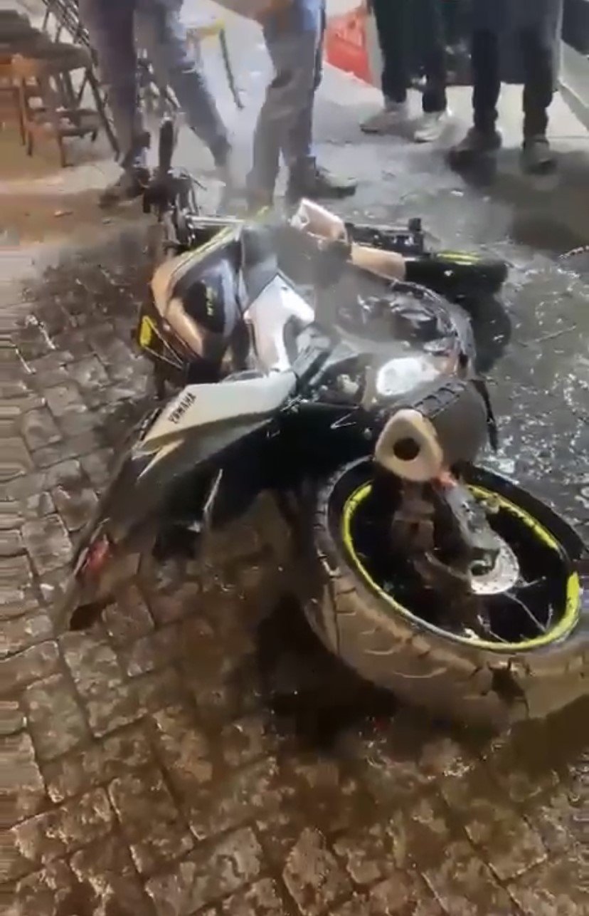 Beşiktaş Çarşı’da kanlı gece: Silahlı saldırıya uğrayan motosikletli ağır yaralandı