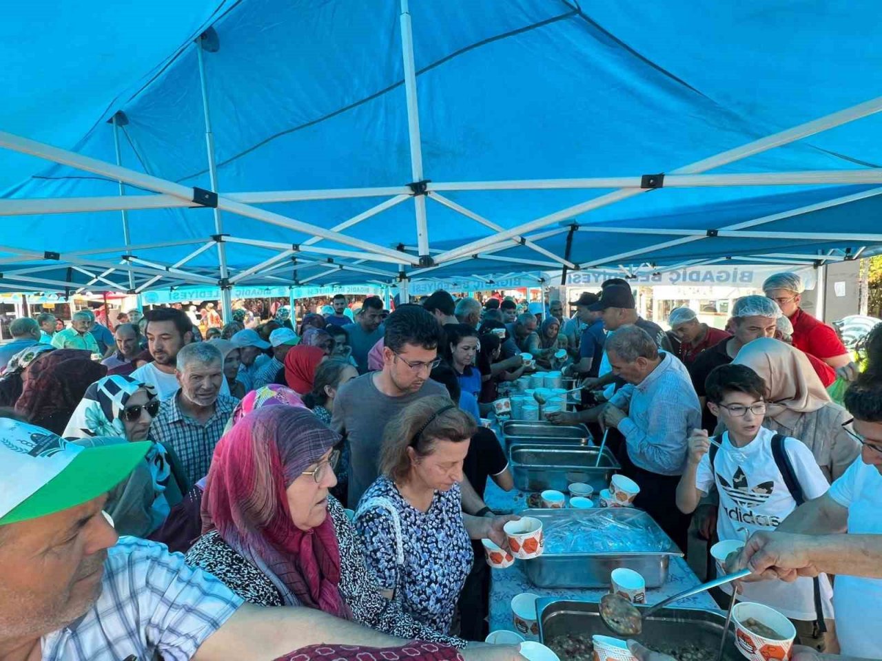 Bigadiç Belediyesinden aşure ikramı