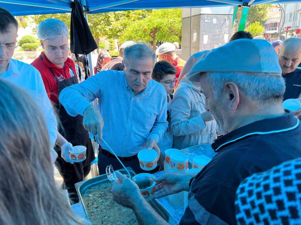 Bigadiç Belediyesinden aşure ikramı