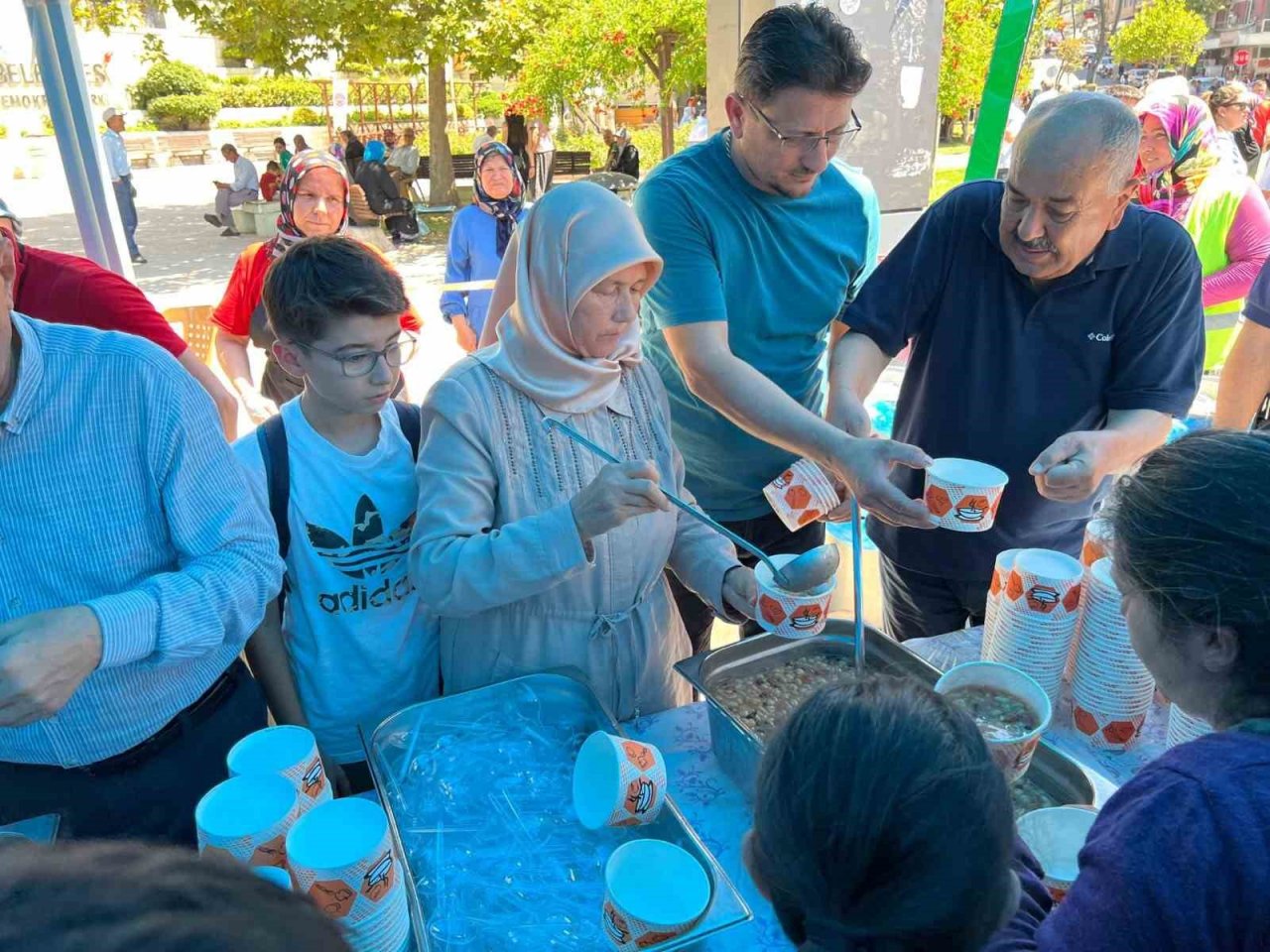 Bigadiç Belediyesinden aşure ikramı