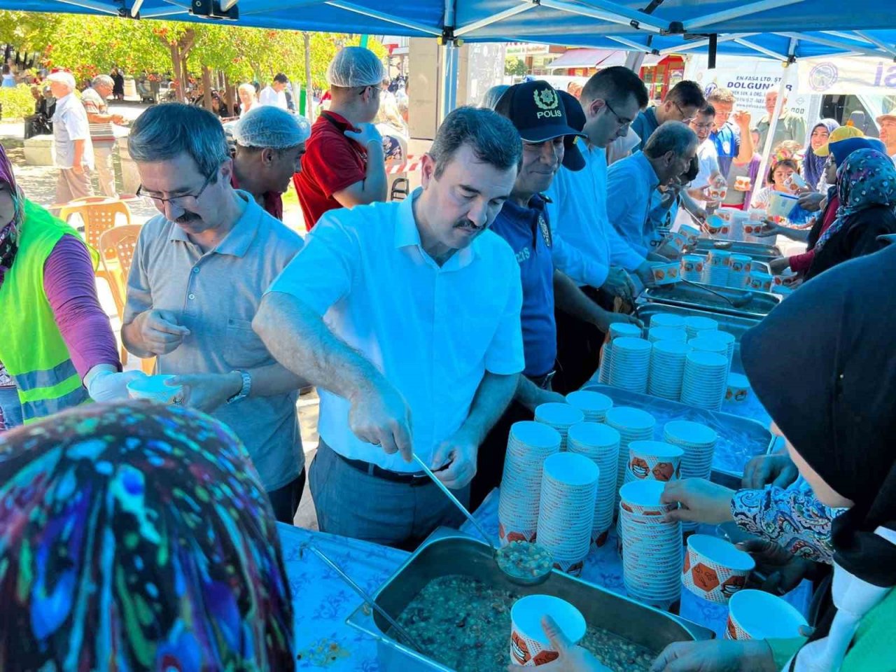 Bigadiç Belediyesinden aşure ikramı