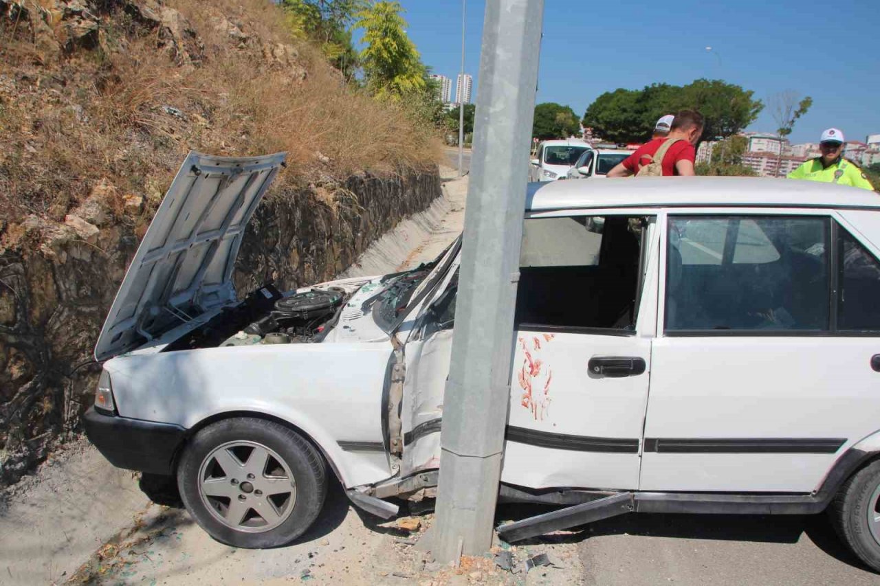 Bilecik’te kontrolden çıkan otomobil aydınlatma direğini çarptı, 2 kişi yaralandı
