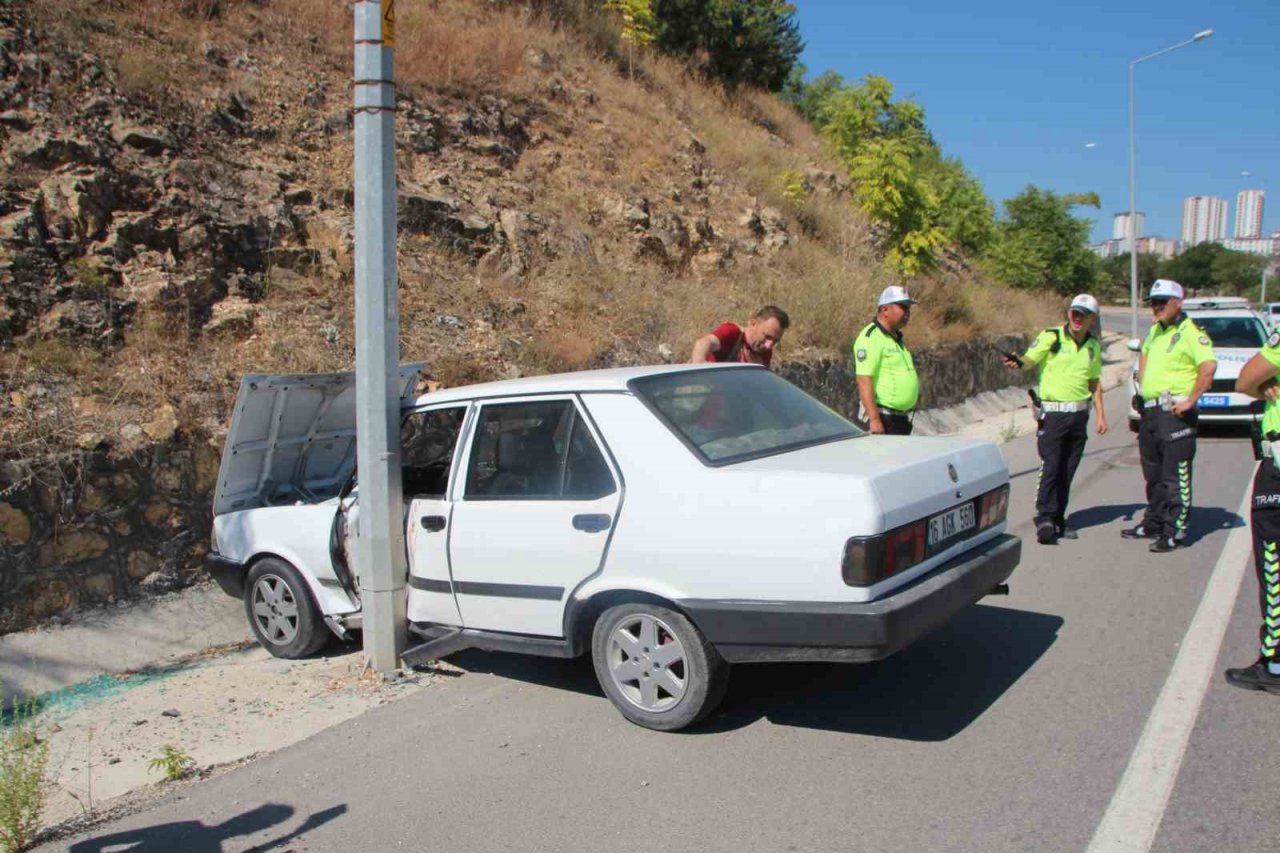 Bilecik’te kontrolden çıkan otomobil aydınlatma direğini çarptı, 2 kişi yaralandı