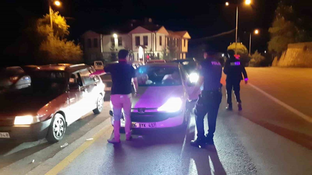 Mudurnu’da polis ekipleri sürücülere göz açtırmadı