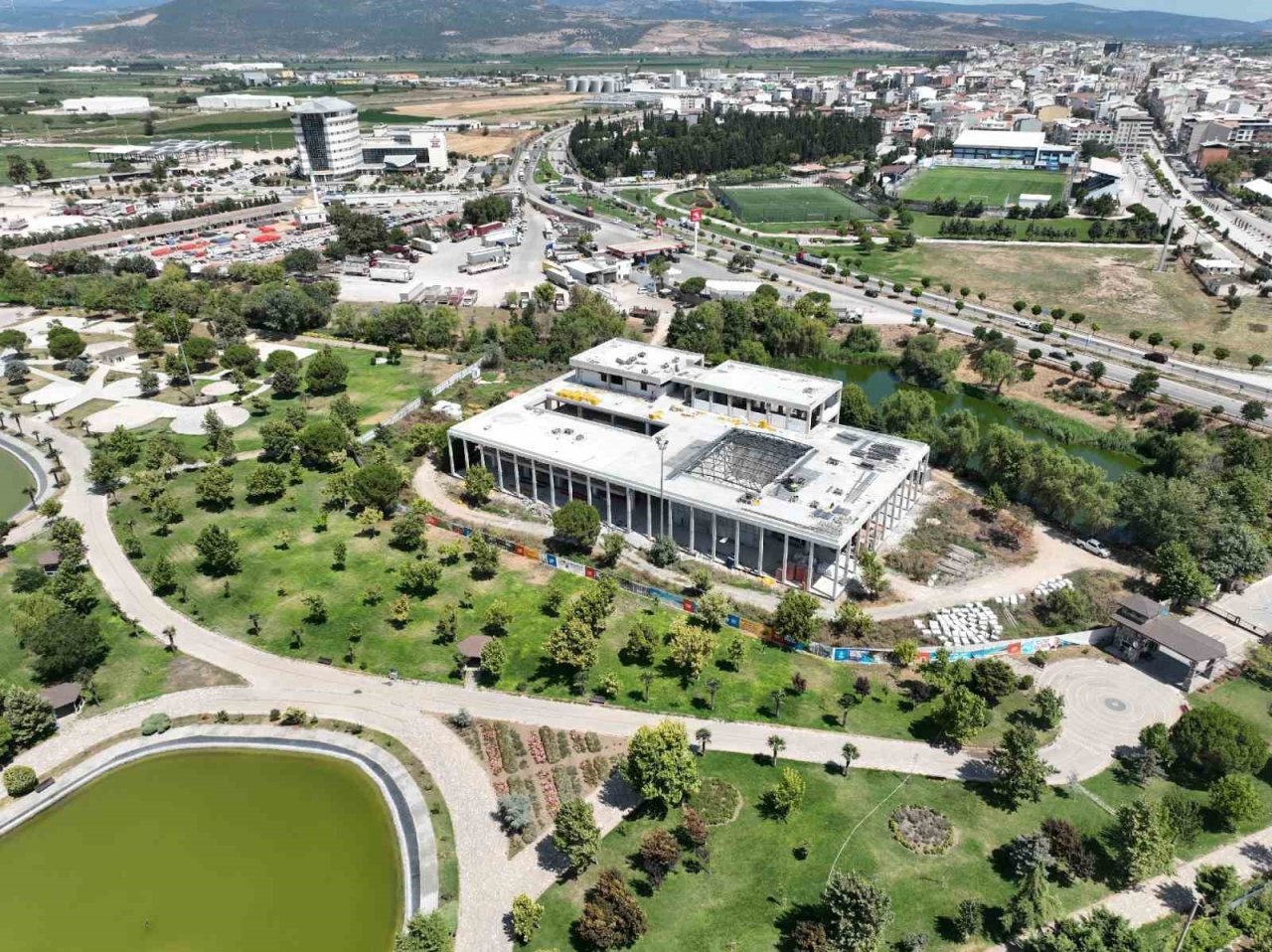 Karacabey Kültür Merkezi’nde inşaat hızlandı