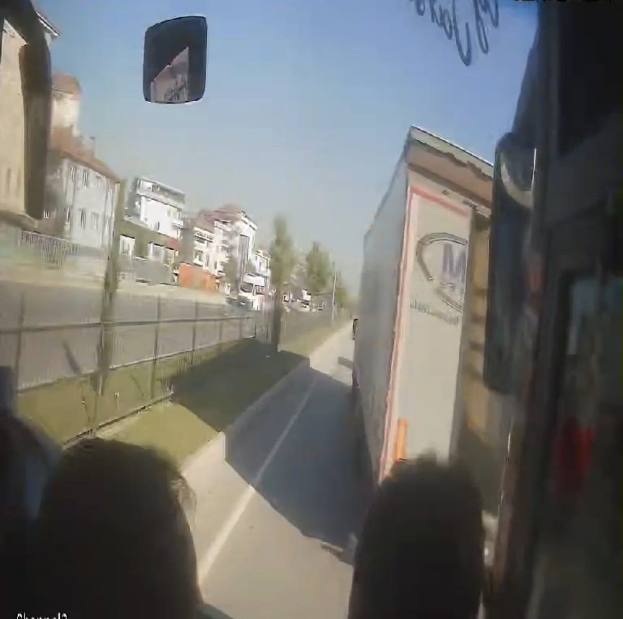 Yolcu otobüsü tıra çarptı: 2 yaralı