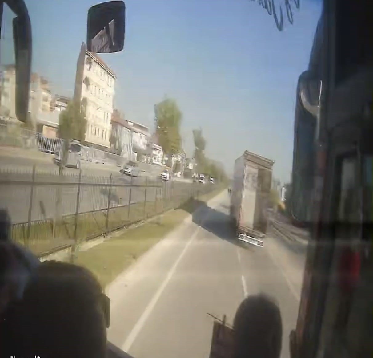 Yolcu otobüsü tıra çarptı: 2 yaralı