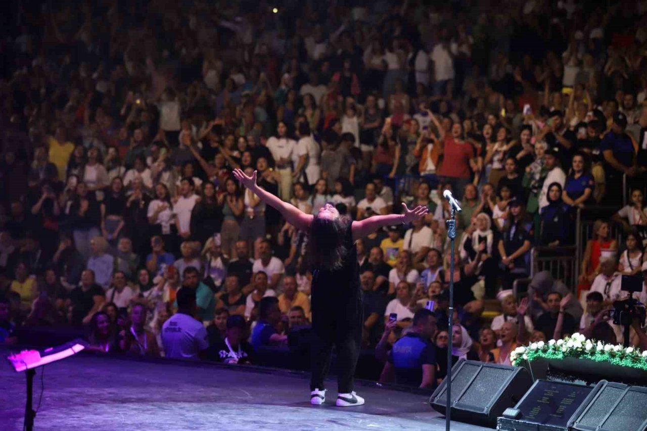 Büyükçekmece’de gerçekleştirilen festival çerçevesinde sevilen sanatçı Koray Avcı sahne aldı