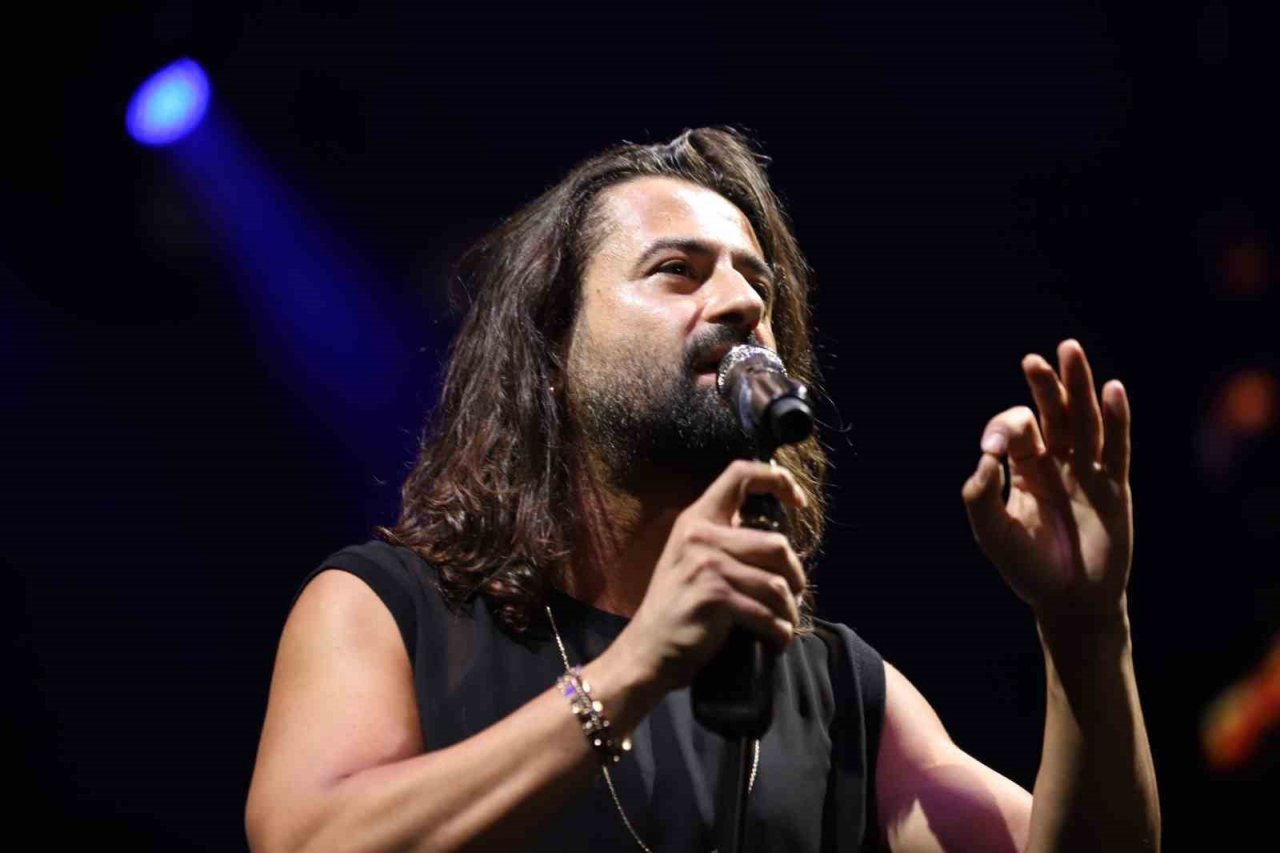 Büyükçekmece’de gerçekleştirilen festival çerçevesinde sevilen sanatçı Koray Avcı sahne aldı