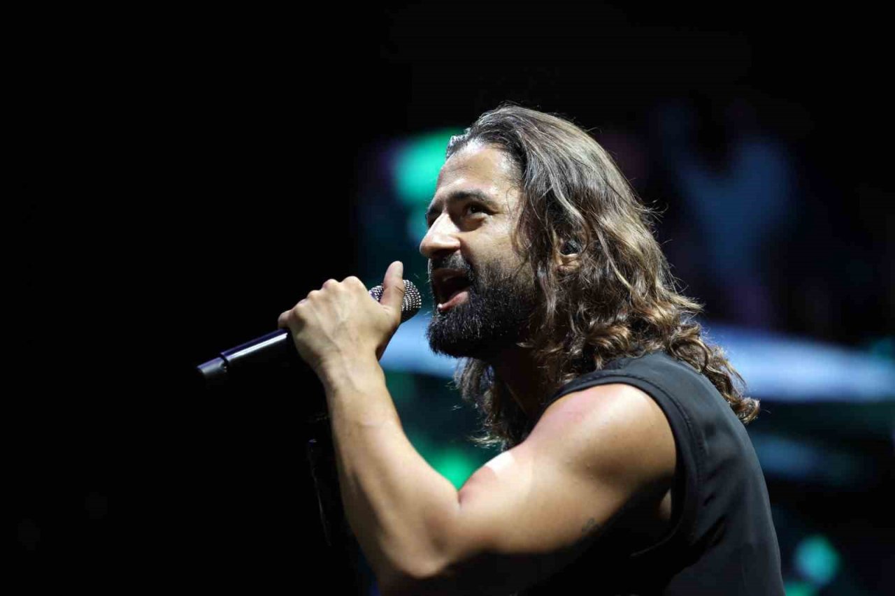 Büyükçekmece’de gerçekleştirilen festival çerçevesinde sevilen sanatçı Koray Avcı sahne aldı