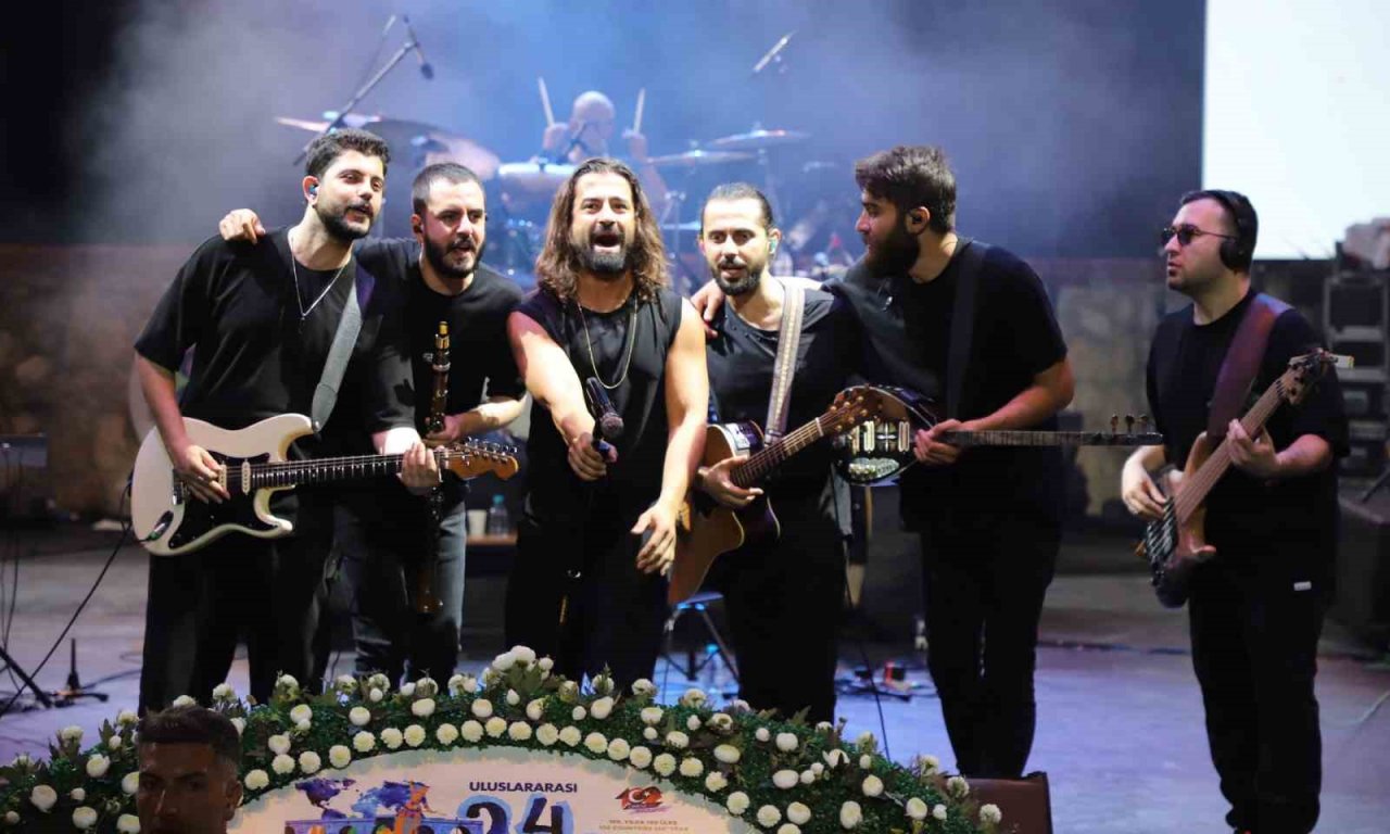 Büyükçekmece’de gerçekleştirilen festival çerçevesinde sevilen sanatçı Koray Avcı sahne aldı