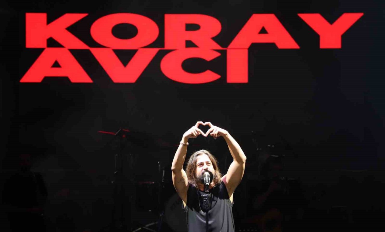 Büyükçekmece’de gerçekleştirilen festival çerçevesinde sevilen sanatçı Koray Avcı sahne aldı