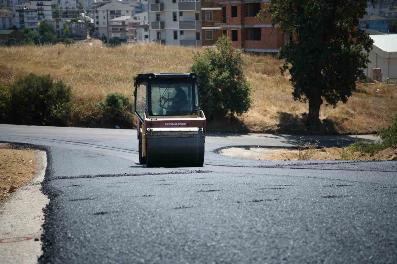 Çayırova’da 6 mahalleye 15 bin ton asfalt