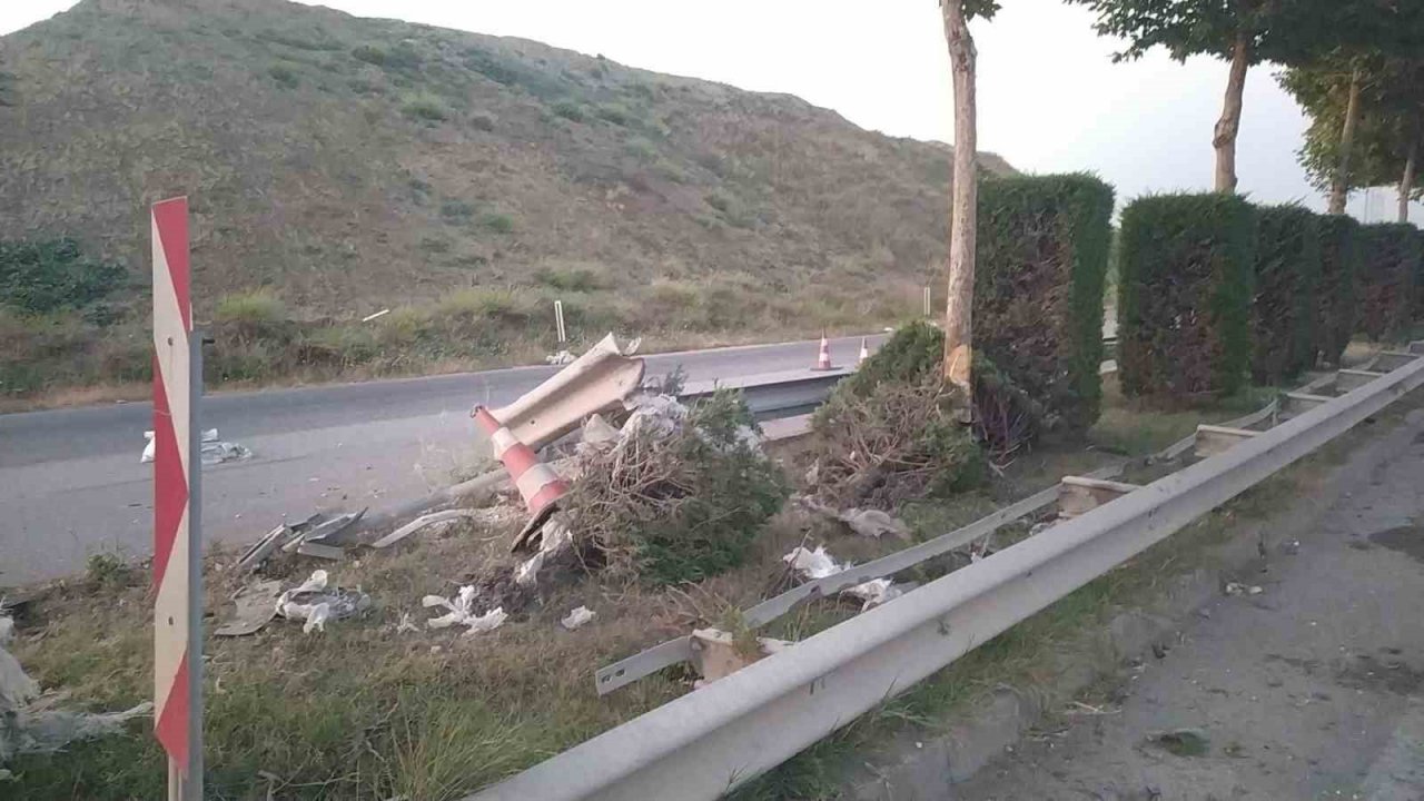 Kontrolden çıkan otomobil bariyerlere çarptı: 3 yaralı