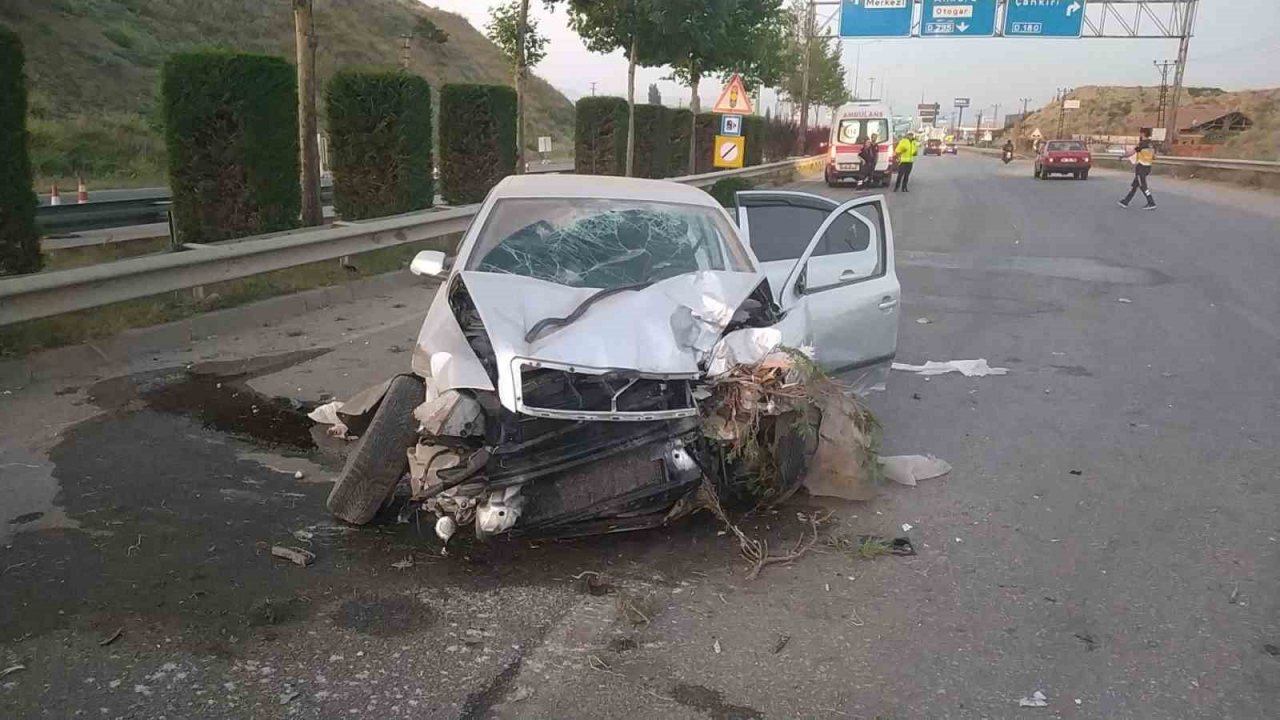 Kontrolden çıkan otomobil bariyerlere çarptı: 3 yaralı