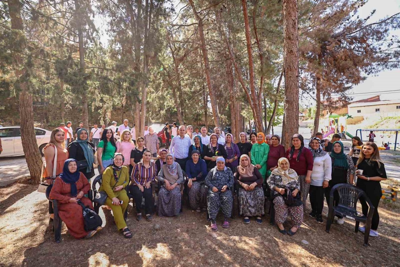 Başkan Zolan Çivrilli hemşehrileriyle kucaklaştı
