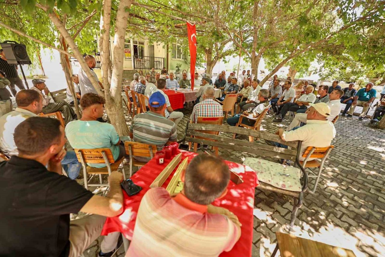 Başkan Zolan Çivrilli hemşehrileriyle kucaklaştı