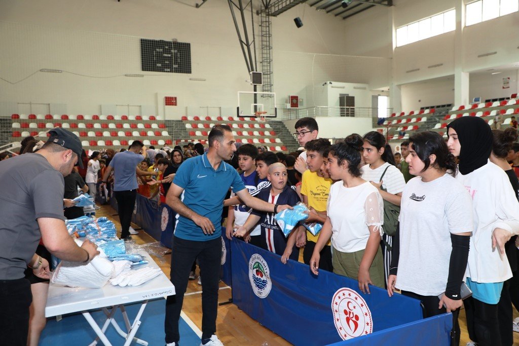 Dilovası’nda bin 500 öğrenciye forma dağıtıldı