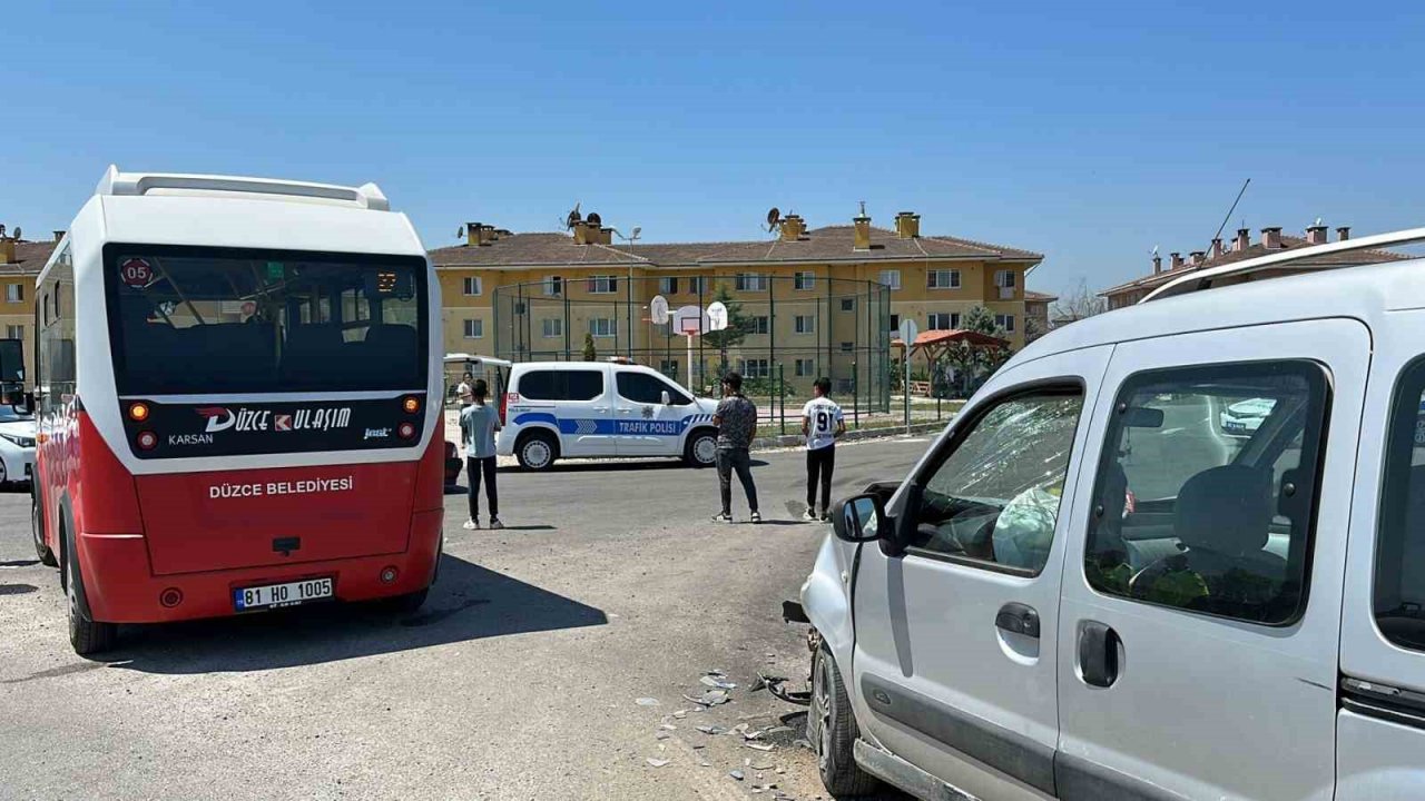Hafif ticari araç ile minibüs çarpıştı: 3 yaralı