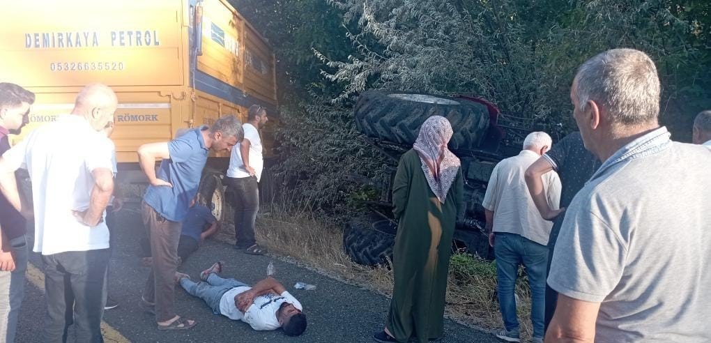 Biçerdöver ile traktör çarpıştı: 2 yaralı