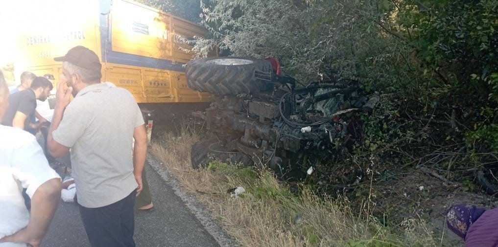 Biçerdöver ile traktör çarpıştı: 2 yaralı