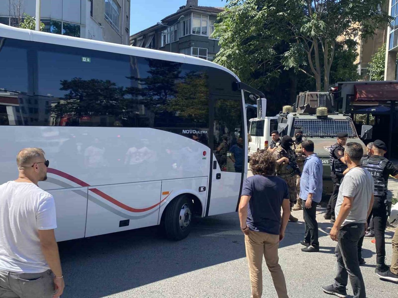 Esenyurt’taki tekel bayi cinayetinin şüphelileri Büyükçekmece Adliyesi’nde