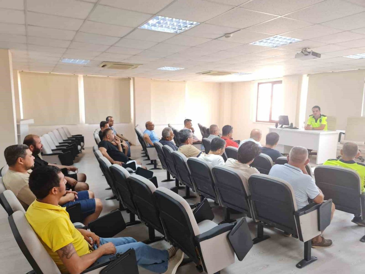 Fethiye’de polis ekipleri taksi esnaflarıyla toplantı yaptı