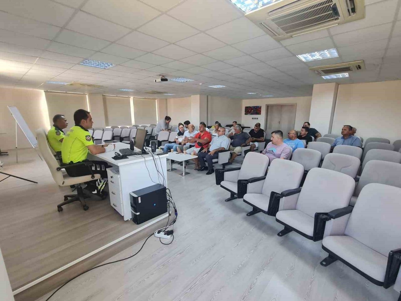 Fethiye’de polis ekipleri taksi esnaflarıyla toplantı yaptı