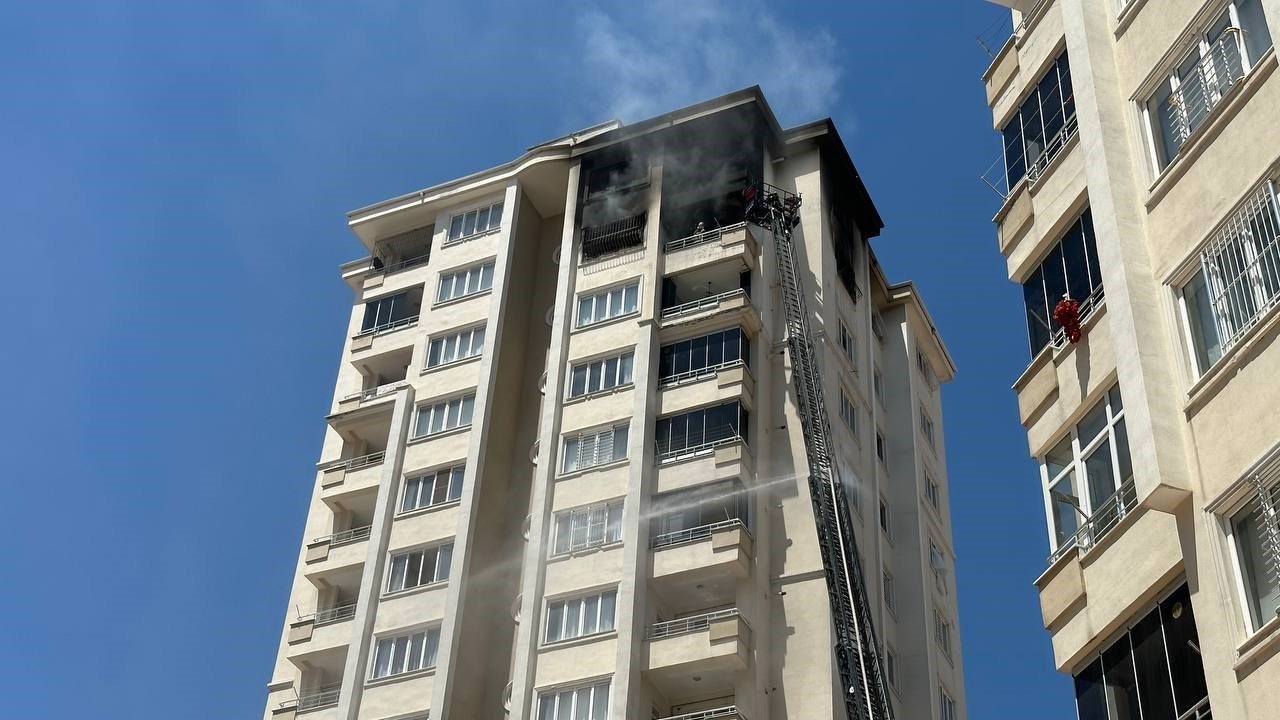 Gaziantep’te 15 katlı binada yangın paniği