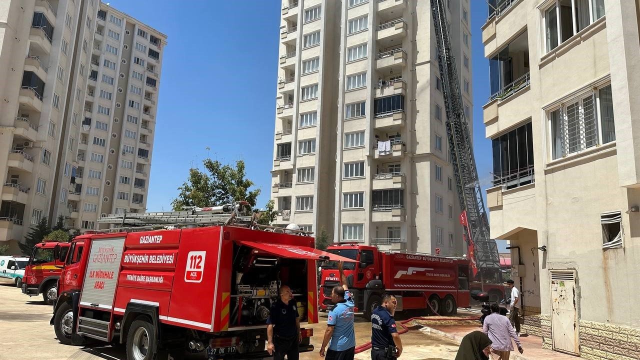 Gaziantep’te 15 katlı binada yangın paniği