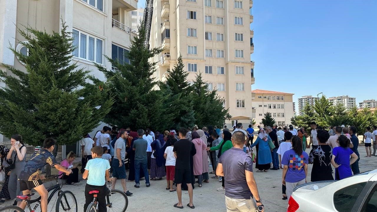 Gaziantep’te 15 katlı binada yangın paniği