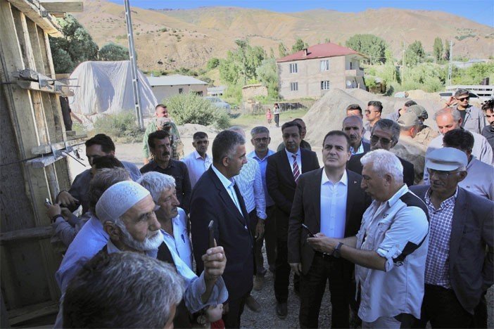 Vali Akbıyık, cami ve Kur’an kursu inşaatında incelemelerde bulundu