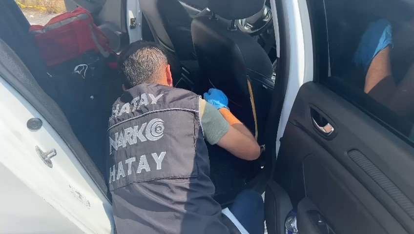 Otomobilin koltuğunun arkasındaki zuladan 502 gram metamfetamin çıktı