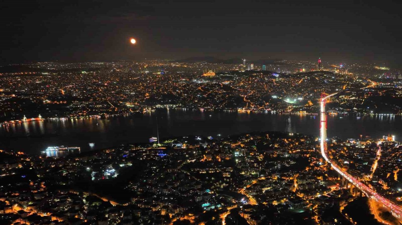 İstanbul’da hayran bırakan Süper Ay manzarası dron ile görüntülendi