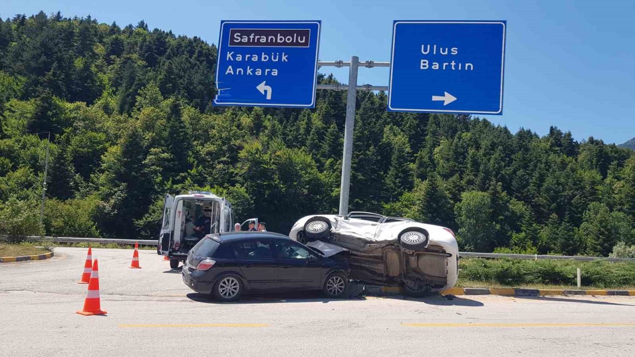 Karabük’te 2 otomobil çarpıştı: 1 ölü, 9 yaralı