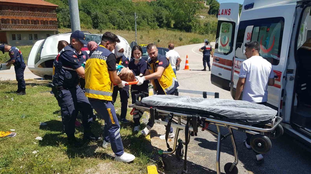 Karabük’te 2 otomobil çarpıştı: 1 ölü, 9 yaralı
