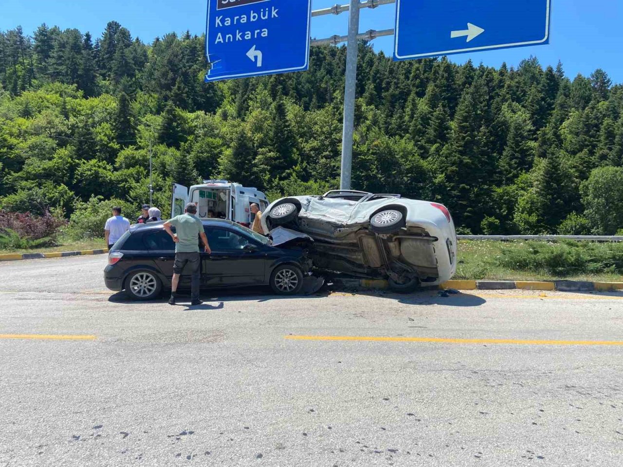 Karabük’te 2 otomobil çarpıştı: 1 ölü, 9 yaralı