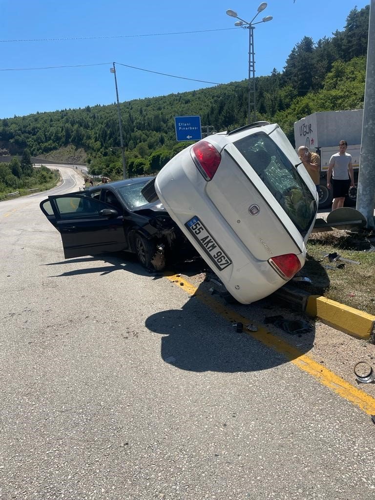 Karabük’te 2 otomobil çarpıştı: 1 ölü, 9 yaralı