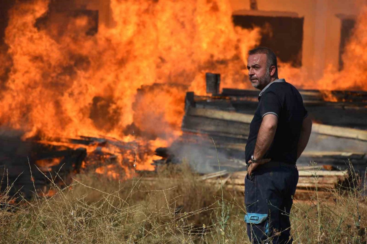 Alevlere teslim olan fabrika küle döndü
